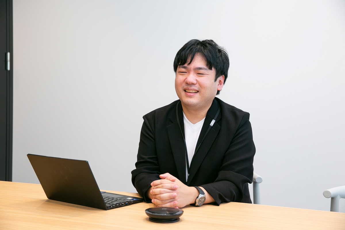 菅原氏 インタビューの様子