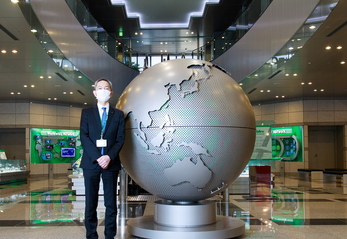 日本電産株式会社本社ビル・ロビーにて 石田氏と