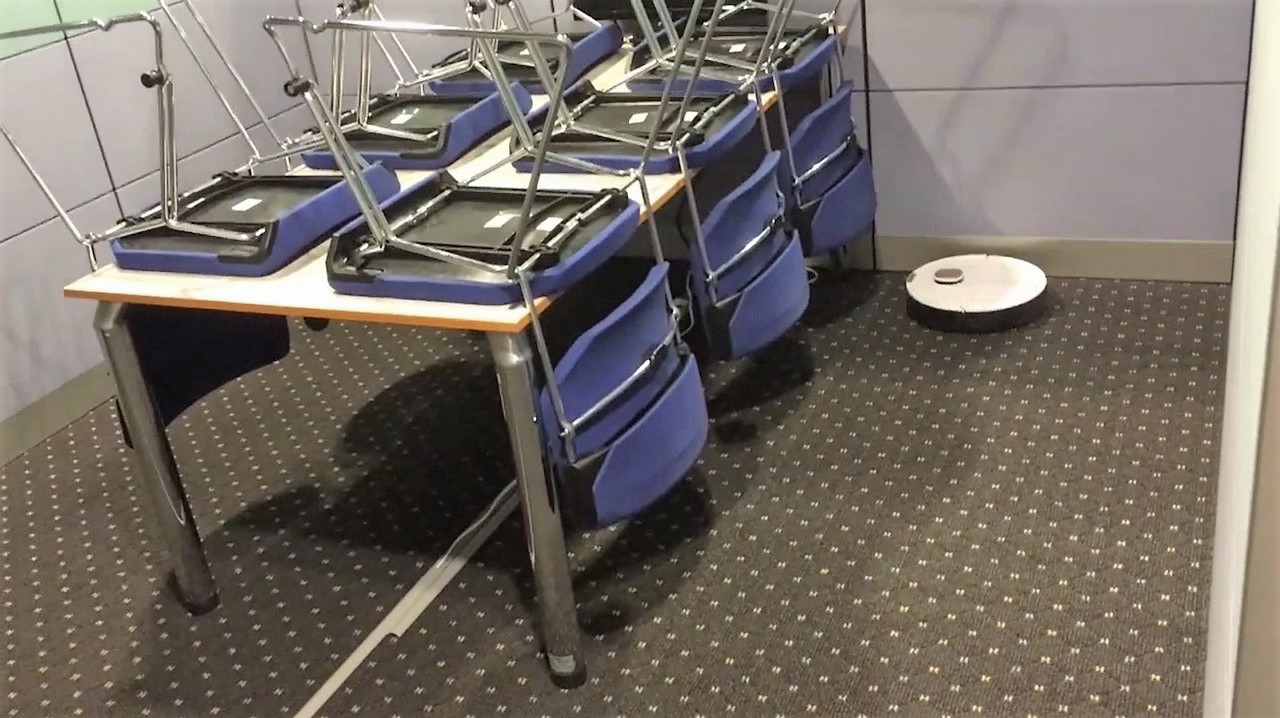会議室デスク下での床お掃除ロボット活用実例