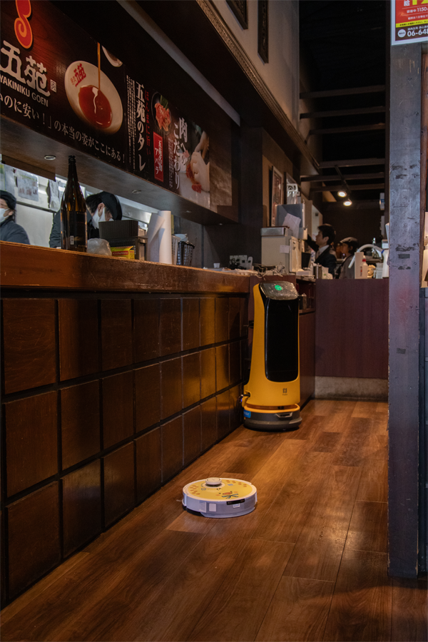 おそうじレンタル導入事例 店舗内を掃除するお掃除ロボットの様子2