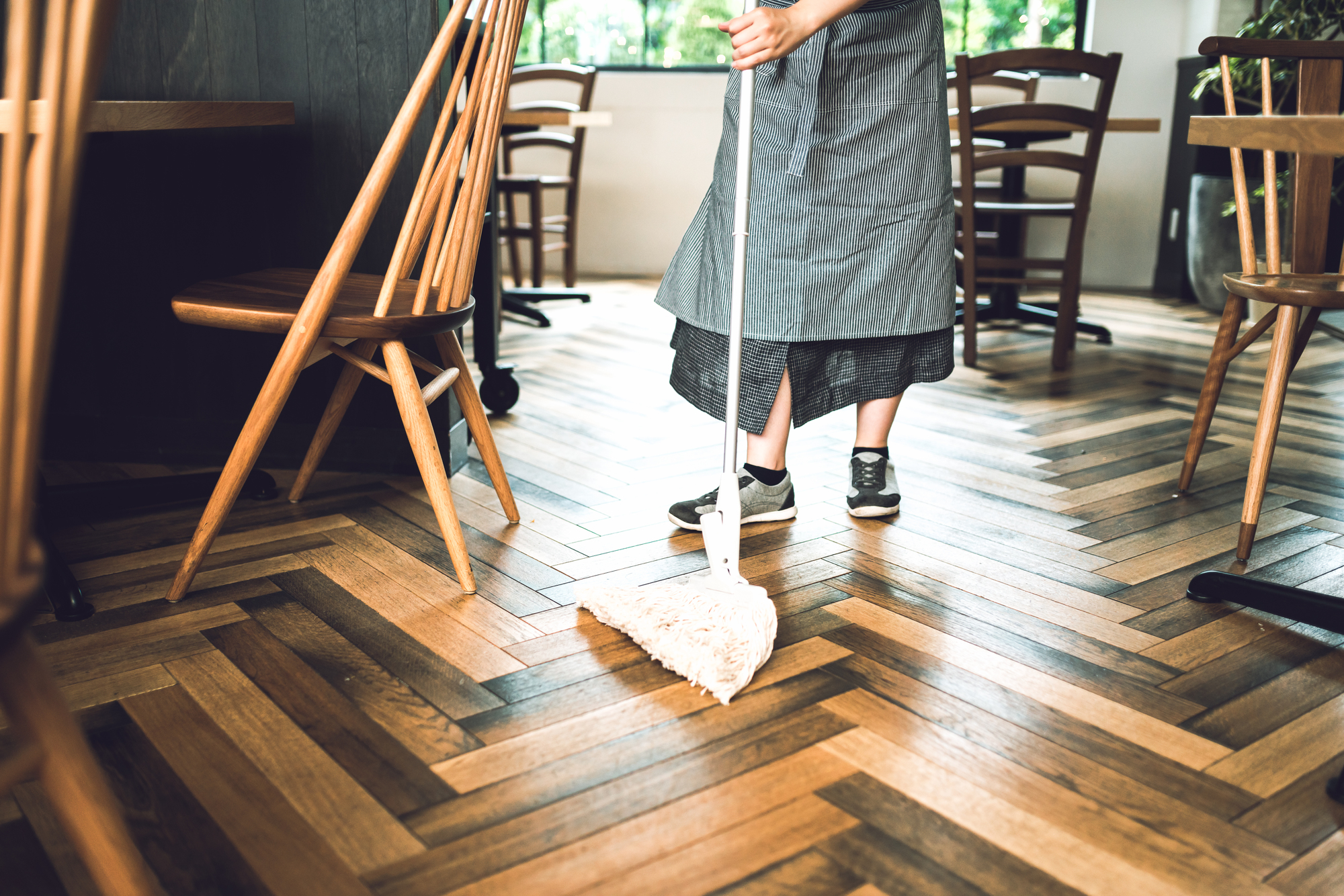 飲食店の床油汚れの落とし方|清掃会社がオススメする4つの根本対策【厨房にも対応】