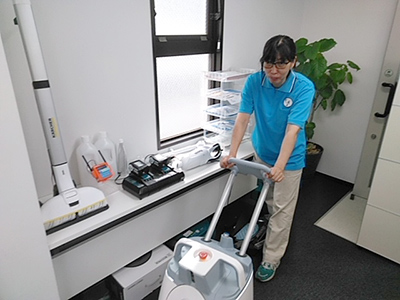 複数の清掃用具と清掃ロボット Whiz