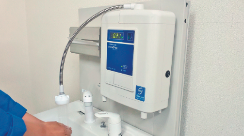 電解次亜塩素酸水生成器を使用している様子