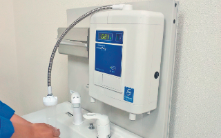 電解次亜塩素酸水生成器を使用している様子