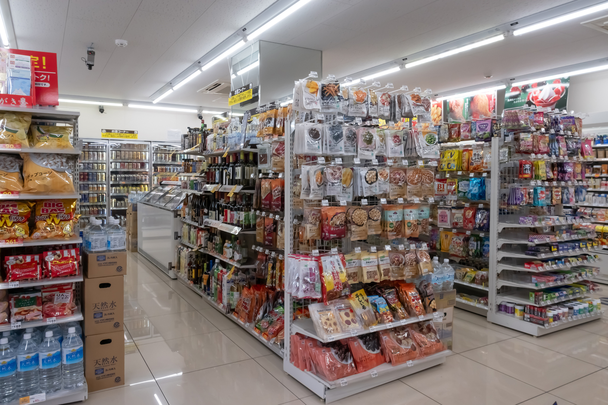 商品棚が並ぶ通路