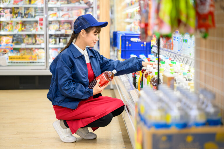 夏に冷蔵・冷凍ショーケースが結露・水漏れする原因と対策｜売り場の足元を安全に保つ方法