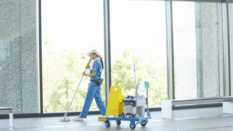 なぜ今、清掃会社にDXが必要なのか？人材不足の時代に「努力」だけでは回らない理由