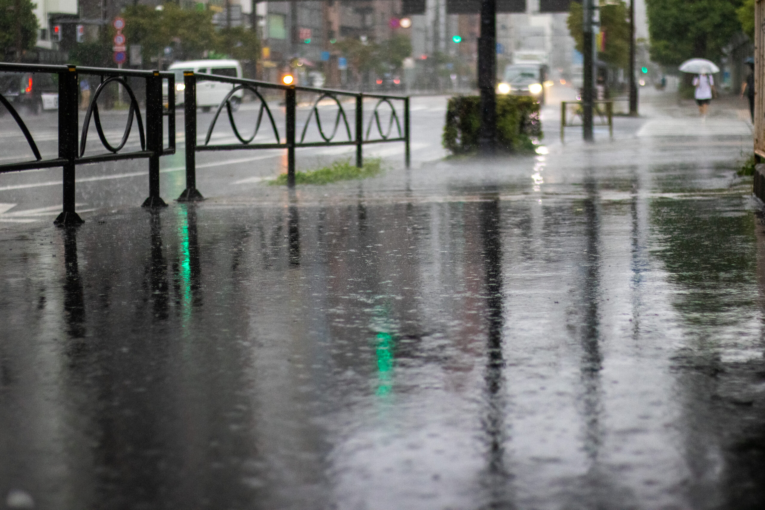 台風・梅雨で店舗入口から雨水が侵入する原因と吸水対策｜自動ドア・シャッター別に解説 